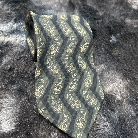 Giorgio Armani Gray and Gold Paisley Tie - Picture 2 of 3